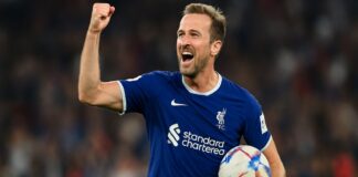 Mundial de Clubes 2025: Sorpresas, goles y equipos sorpresa en los octavos Jugador celebra gol con balón en un partido del Mundial de Clubes 2025