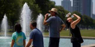 Ola de calor en Estados Unidos: temperaturas peligrosas azotan varios estados en julio de 2025 Personas refrescándose en parque urbano durante ola de calor en Estados Unidos.
