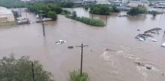 Tragedia en Kerrville, Texas: la crecida del río Guadalupe deja al menos 82 muertos y más de 40 desaparecidos Vista aérea de Kerrville, Texas, tras la crecida del río Guadalupe con equipos de rescate en acción.