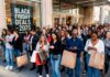 Consejos para el Black Friday 2025: Guía de Ofertas y Seguridad Una multitud de compradores entrando a una tienda con bolsas de compras, ilustrando la emoción y los consejos para el Black Friday 2025.