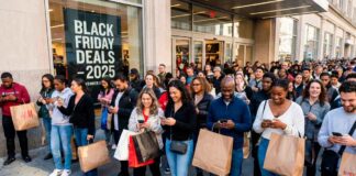 Consejos para el Black Friday 2025: Guía de Ofertas y Seguridad Una multitud de compradores entrando a una tienda con bolsas de compras, ilustrando la emoción y los consejos para el Black Friday 2025.